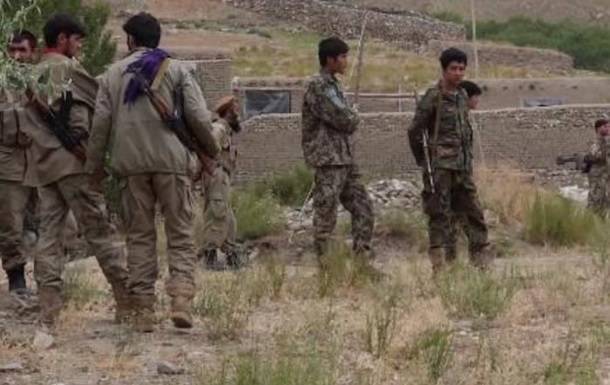 Афганские военные отступают в Таджикистан под натиском талибов