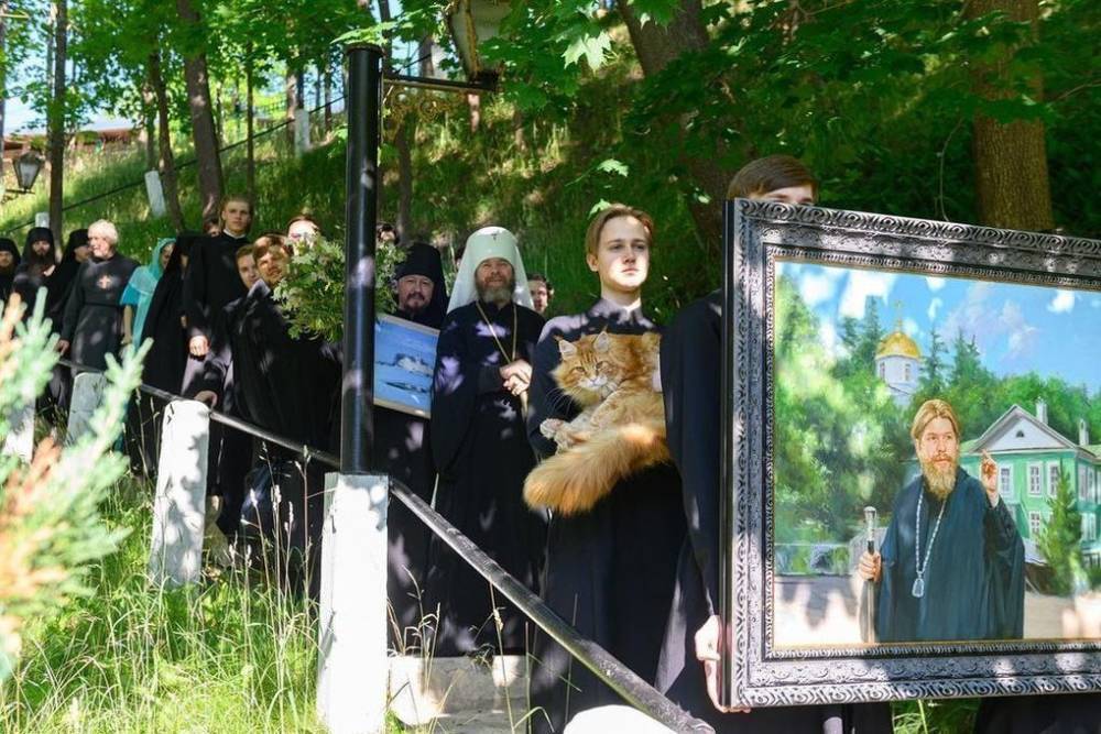 Шествие с котом и подарками организовали в День рождения митрополита Тихона