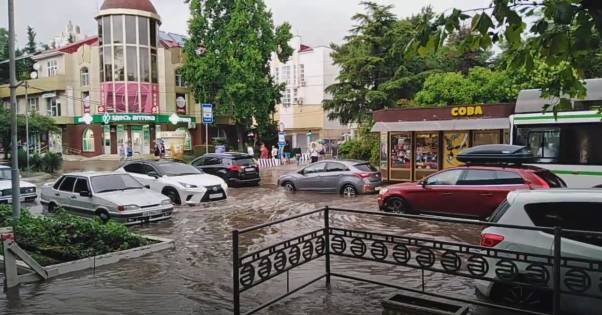 На Сочи обрушился ураган, реки вышли из берегов и затопили город (ВИДЕО)