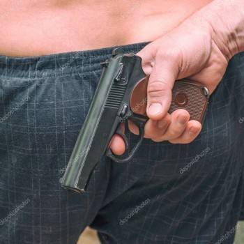 Мужчина в трусах и с пистолетом запугал отдыхающих на пляже в Череповце