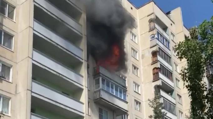 Видео: на улице Наставников в жилом доме горит балкон