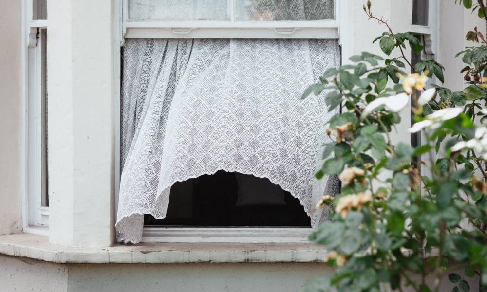 Семилетняя девочка выпала из окна в Петрозаводске