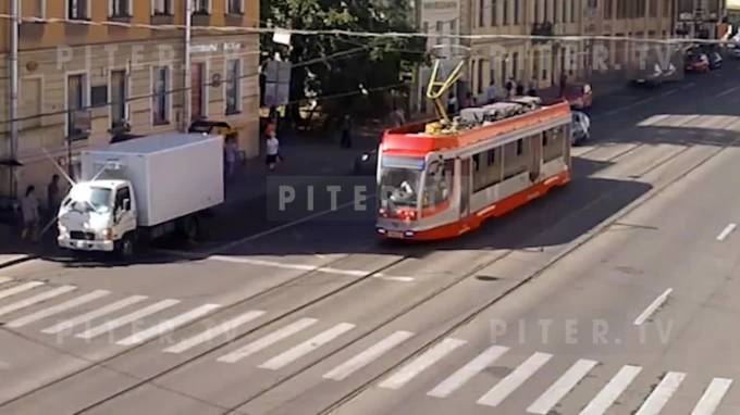 Видео: каршеринг сбил женщину на трамвайной остановке на Васильевском острове