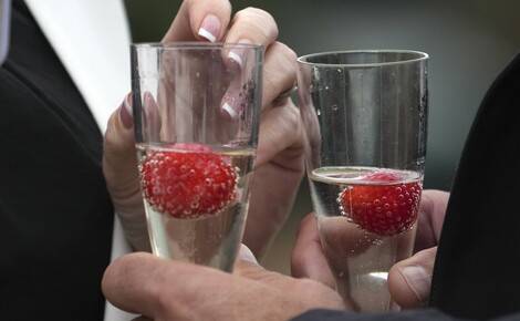 Союз домов шампанского Франции не исключил приостановку поставок напитка в Россию