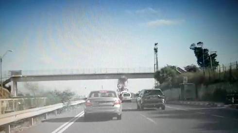 Грузовик врезался в мост на Прибрежном шоссе, - мост разобрали: видео