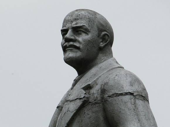 Коммунист продает коллекцию бюстов Ленина для оплаты хирургической операции