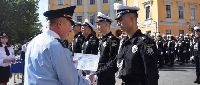Возле Дюка прошла церемония выпуска полицейских университета внутренних дел