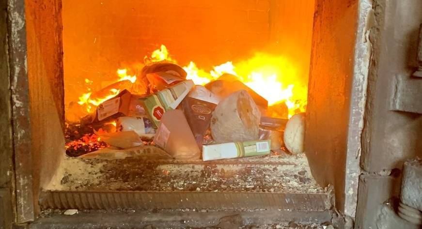 В Иркутске сожгли более 27 килограммов санкционных сыров без документов