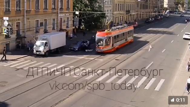 Пассажирка трамвая попала под колёса каршеринга на Васильевском острове