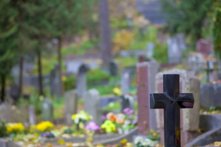 Без части головы возле окровавленного креста: на кладбище в Киеве нашли изуродованное тело