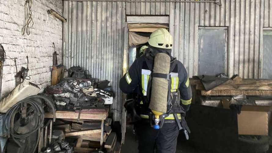 В Запорожье в результате пожара на предприятии пострадали три человека