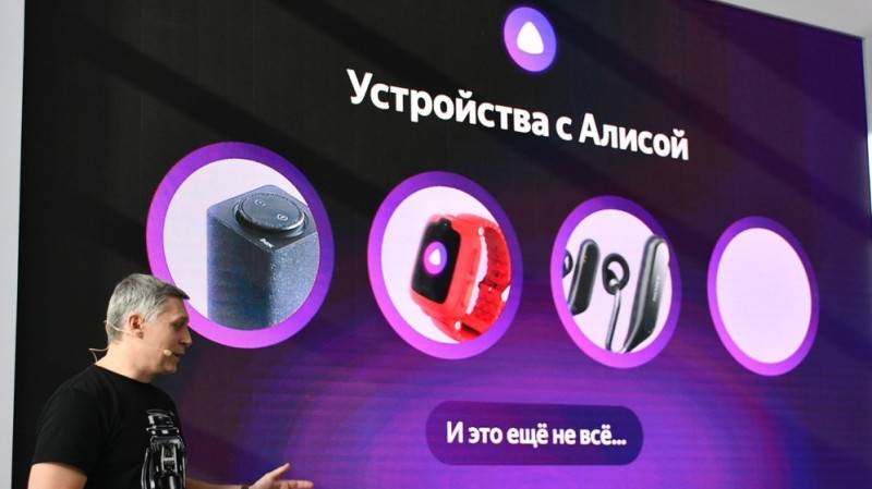 "Яндекс" выпустил новую колонку "Станция Лайт" с голосовым помощником "Алиса"