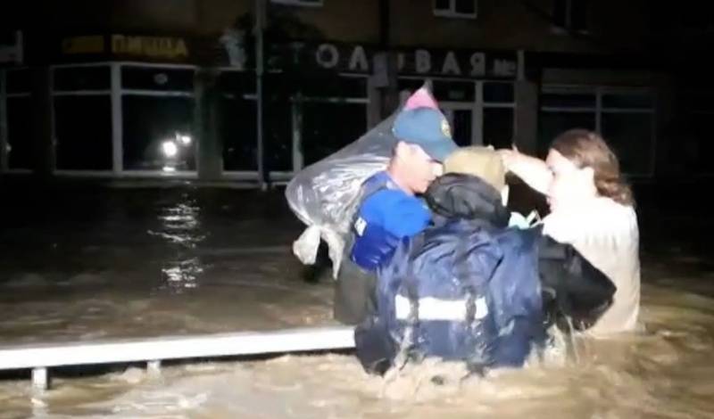 После наводнения на Кубани с крыш домов эвакуировали более 40 человек