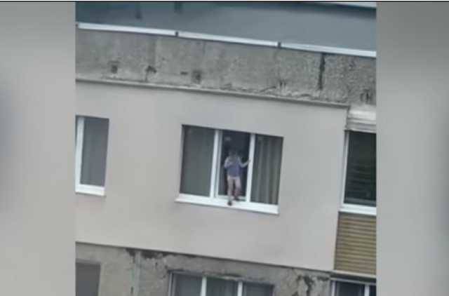 В Мариуполе ребенок едва не выпал из окна на девятом этаже