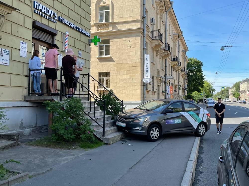 В Петербурге каршеринговый автомобиль «припарковался» в крыльцо барбершопа