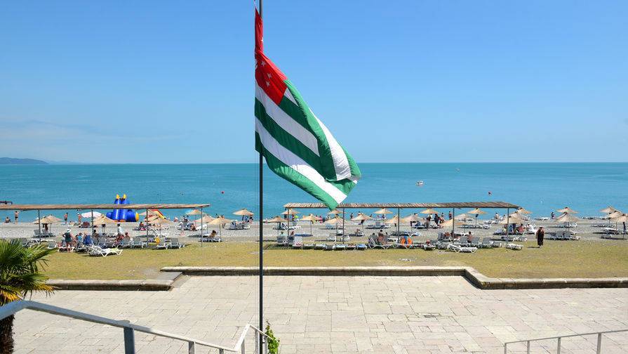 В Абхазии четверых российских туристов унесло в море, один из них погиб