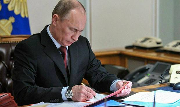 Владимир Путин подписал закон о внесудебном удалении из интернета порочащей честь информации