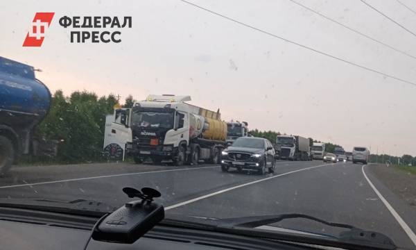 Из-за приезда Путина на въезде в Кемерово образовалась пробка из фур