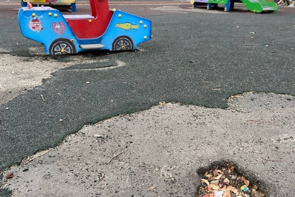 В Ярославле центральная детская площадка покрылась дырами