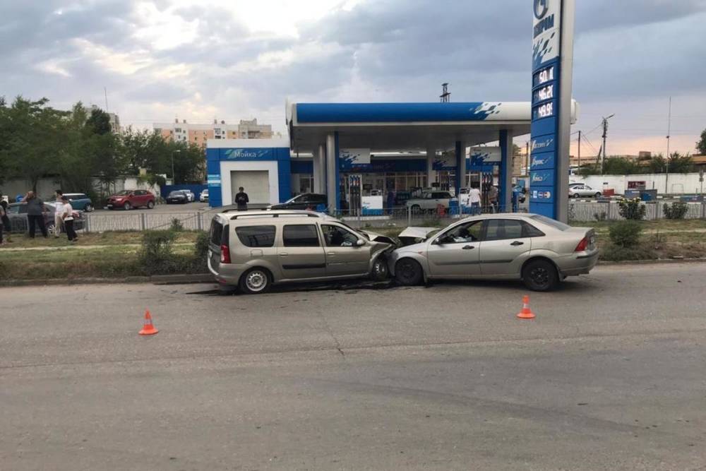 В Астрахани две легковушки чуть не въехали в бензозаправку