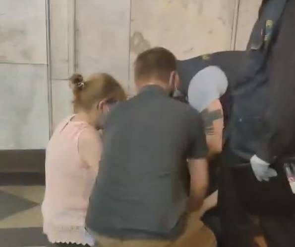 В Петербурге охрана метрополитена скрутила инвалида за отсутствие маски