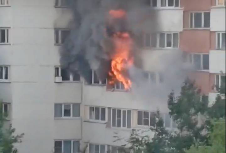 Человек пострадал, спасаясь от огня в Кировском районе Петербурга