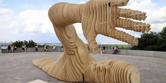 В Киеве установили скульптуру, которая будет участвовать в фестивале Burning Man