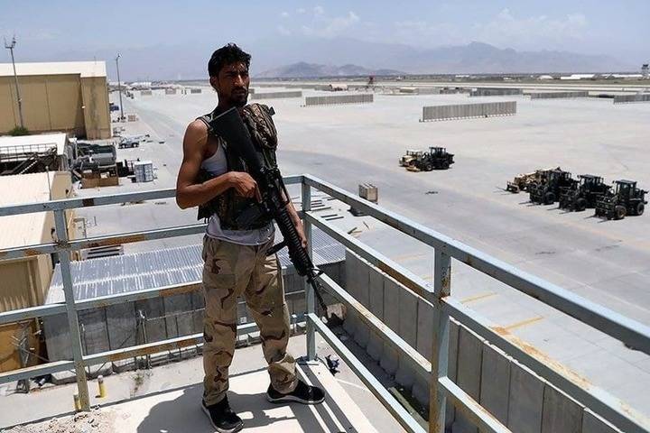 Афганцы исследовали брошенную американцами авиабазу Баграм