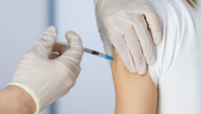 В Латвии вакцинация становится фактически обязательной