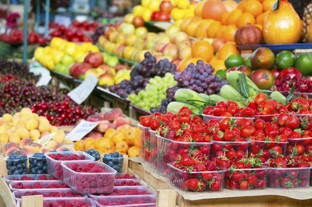 Прилавки новосибирских рынков заполнились ягодами из разных регионов России