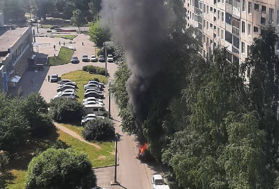 На юге Петербурга сгорел автомобиль
