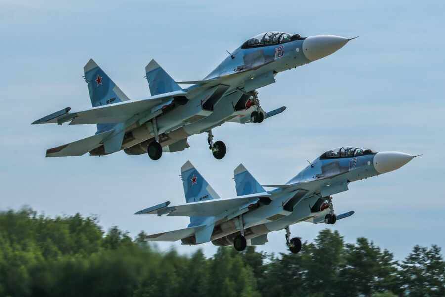 Истребители Су-30 ВКС России сопроводили американский патрульный самолет над Черным морем
