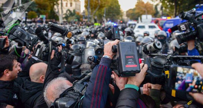 Представители СМИ устроили акцию в поддержку пострадавших на акции в Тбилиси коллег