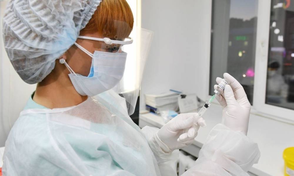В Югре первым компонентом от коронавируса привили 50% жителей, подлежащих вакцинации