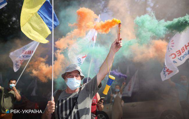 В Киеве митингующие заблокировали подъезды к Кабмину