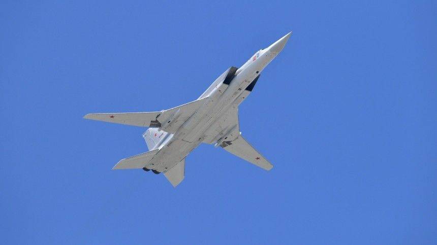 Пять часов в небе: Ту-22М под прикрытием истребителей пролетели над Черным морем