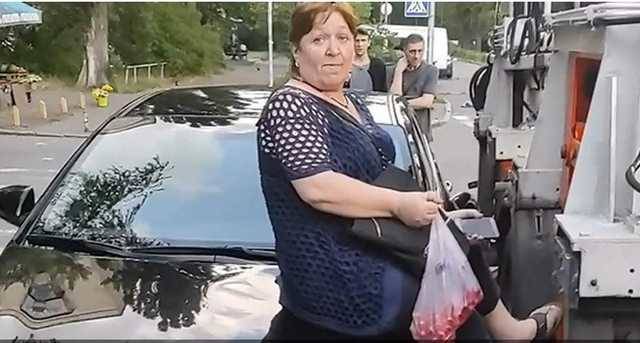 У Києві жінка залізла на капот авто, аби його не забрав евакуатор