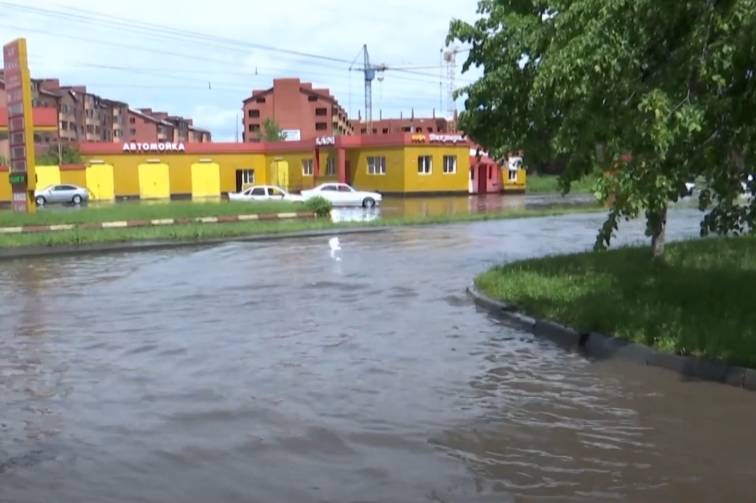 Во Владикавказе ливнем затопило улицы