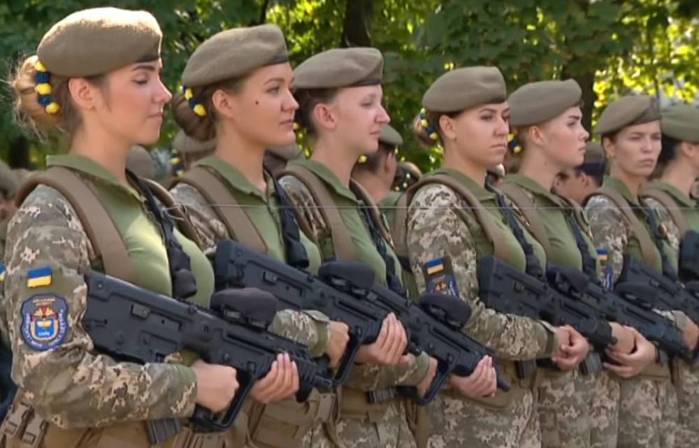 Глава Минобороны Украины: ситуация с женской обувью для парада прояснилась