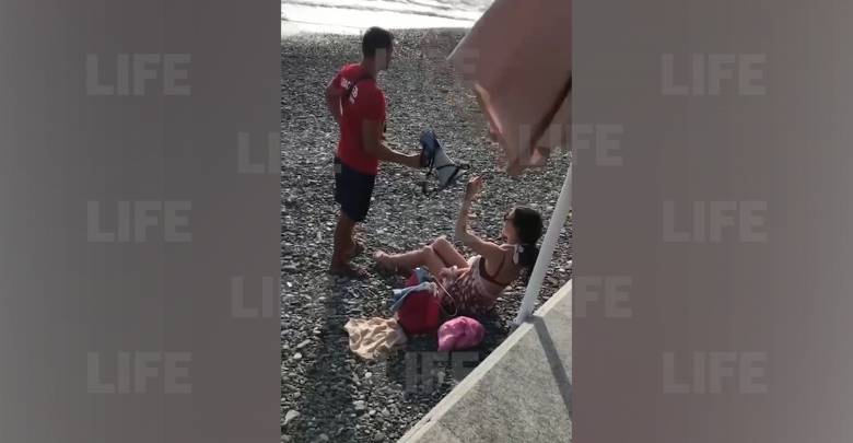 На закрытом пляже Сочи туристка устроила "битву" с настойчивым спасателем