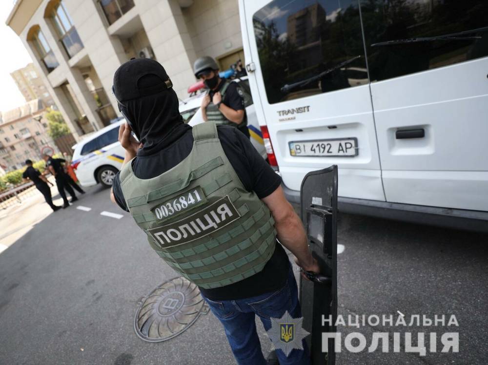 Раненому киевским стрелком полицейскому врачи собирают руку – Геращенко