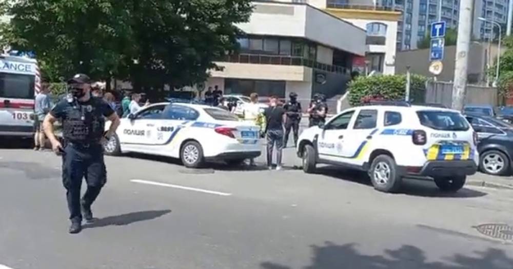 Геращенко сообщил о состоянии раненого в Киеве полицейского