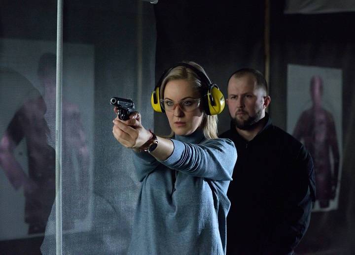 Яна Крайнова научилась стрелять и резать для съемок в сериале «Статья 105»