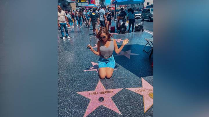 Анфиса Чехова показала свою именную звезду на Аллее славы в Голливуде