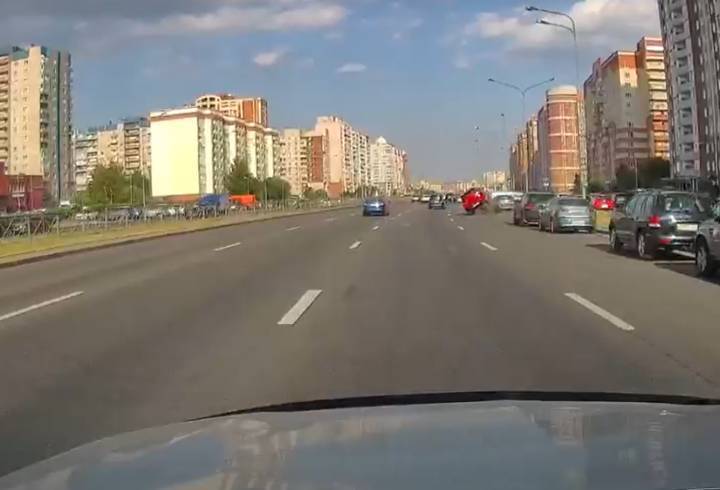 Видео: водитель сшиб пешехода, а затем въехал в припаркованное авто в Приморском районе Петербурга