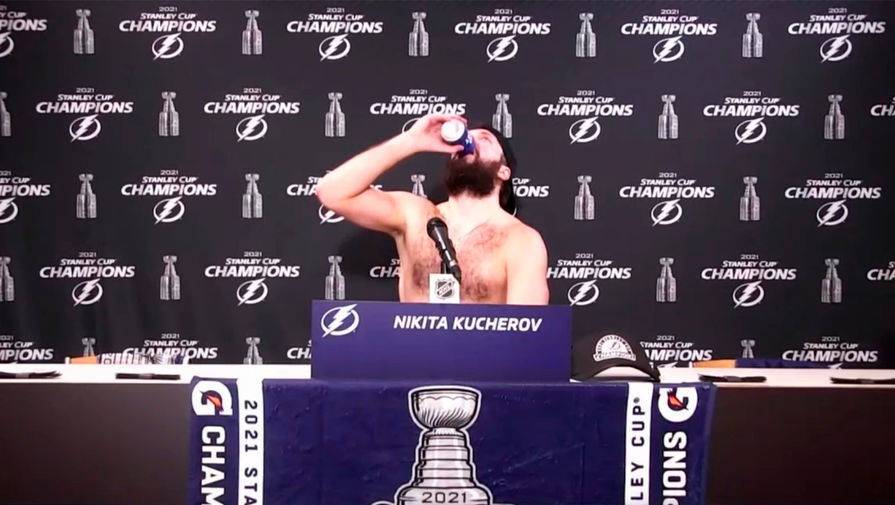 Кучеров появился на пресс-конференции после победы в Кубке Стэнли с пивом и без футболки