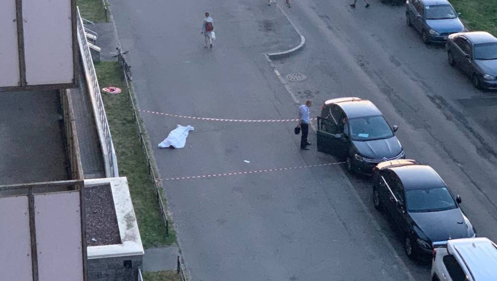 В Санкт-Петербурге мужчина выпал с балкона многоэтажки — видео