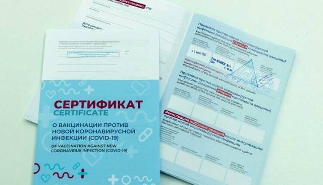 «Вакцину сливала в раковину». В Калининграде администратор поликлиники продавала сертификаты о прививках