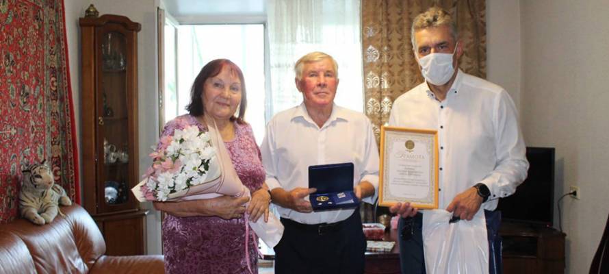 Глава Петрозаводска вручил топазовым молодоженам медаль «За любовь и верность»