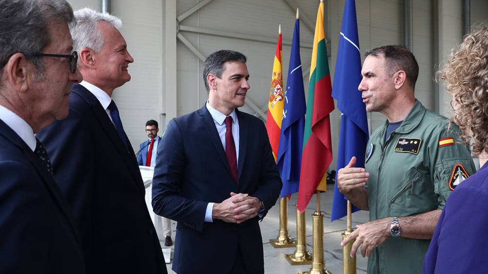 Выступление премьера Испании и президента Литвы прервали из-за российского самолета